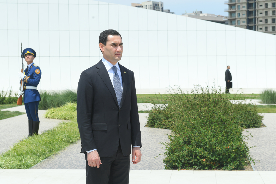 Türkmənistan Prezidenti Zəfər parkını ziyarət edib (FOTO)