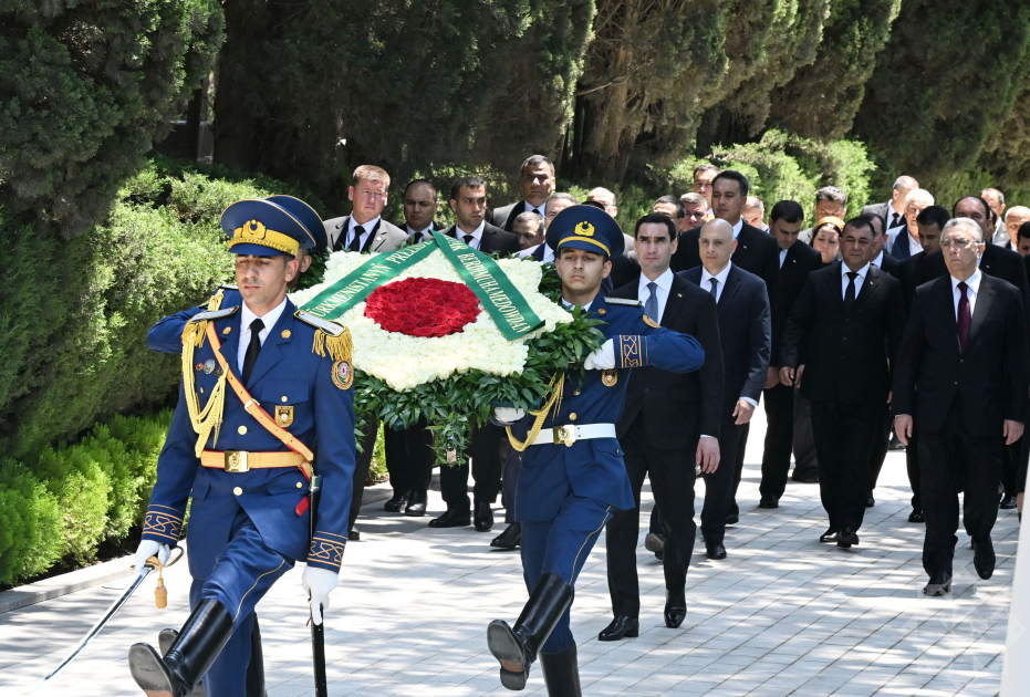 Türkmənistan Prezidenti Fəxri xiyabanda Ümumilli Lider Heydər Əliyevin məzarını ziyarət edib (FOTO)