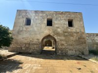 Qaradağda tarixi karvansaraya qanunsuz müdaxilənin qarşısı alınıb (FOTO)