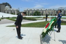 Türkmənistan Prezidenti Zəfər parkını ziyarət edib (FOTO)