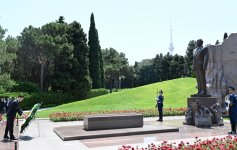 Türkmənistan Prezidenti Fəxri xiyabanda Ümumilli Lider Heydər Əliyevin məzarını ziyarət edib (FOTO)