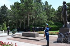 Türkmənistan Prezidenti Fəxri xiyabanda Ümumilli Lider Heydər Əliyevin məzarını ziyarət edib (FOTO)