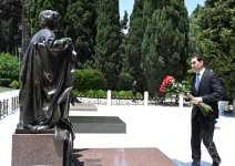 Türkmənistan Prezidenti Fəxri xiyabanda Ümumilli Lider Heydər Əliyevin məzarını ziyarət edib (FOTO)