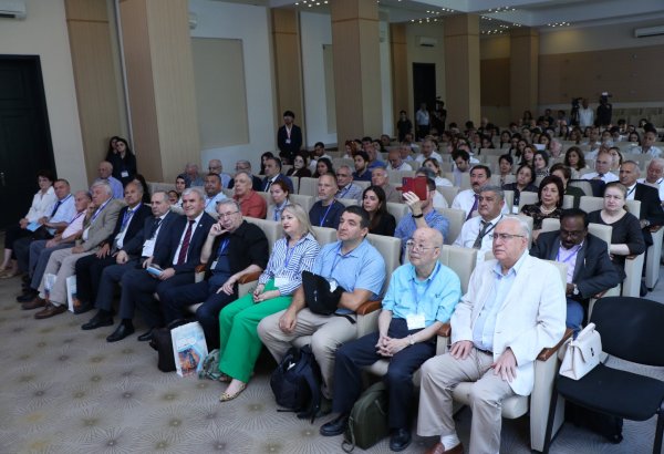 AzMİU beynəlxalq elm mərkəzinə çevrilir: 20-dən çox ölkənin nüfuzlu riyaziyyatçıları Bakıda bir araya gəldi (FOTO)