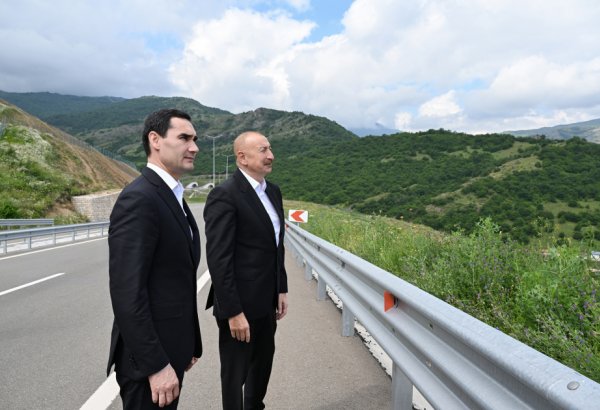 Azərbaycan Prezidenti İlham Əliyev və Türkmənistan Prezidenti Sərdar Berdiməhəmmədov Şuşanın Daşaltı kəndinin fonunda şəkil çəkdiriblər (FOTO/VİDEO)