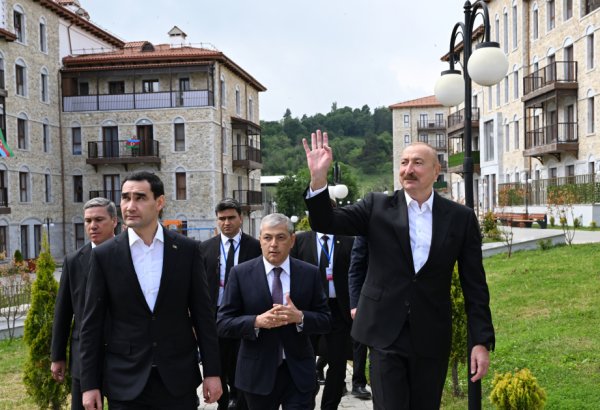 Azərbaycan Prezidenti İlham Əliyev və Türkmənistan Prezidenti Sərdar Berdiməhəmmədovun Şuşa gəzintisindən görüntülər (VİDEO)