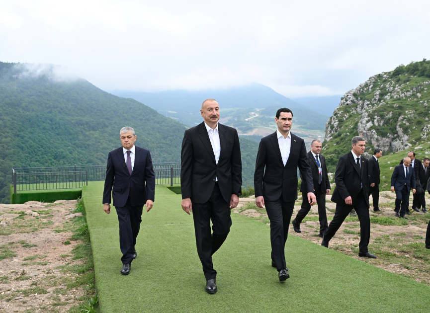 Azərbaycan Prezidenti İlham Əliyev Türkmənistan Prezidenti Sərdar Berdiməhəmmədova Qarabağ atı hədiyyə edib (FOTO)