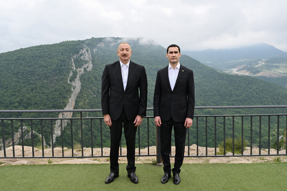Azərbaycan Prezidenti İlham Əliyev Türkmənistan Prezidenti Sərdar Berdiməhəmmədova Qarabağ atı hədiyyə edib (FOTO)