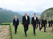 Azərbaycan Prezidenti İlham Əliyev Türkmənistan Prezidenti Sərdar Berdiməhəmmədova Qarabağ atı hədiyyə edib (FOTO)