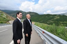 Azərbaycan Prezidenti İlham Əliyev və Türkmənistan Prezidenti Sərdar Berdiməhəmmədov Şuşanın Daşaltı kəndinin fonunda şəkil çəkdiriblər (FOTO)