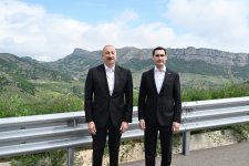 Azərbaycan Prezidenti İlham Əliyev və Türkmənistan Prezidenti Sərdar Berdiməhəmmədov Şuşanın Daşaltı kəndinin fonunda şəkil çəkdiriblər (FOTO)