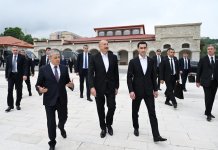 Prezident İlham Əliyev və Prezident Sərdar Berdiməhəmmədov Şuşada Azərbaycanın tanınmış şəxsiyyətlərinin işğal dövründə güllələnmiş büstlərinə baxıblar (FOTO)