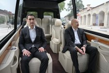 Prezident İlham Əliyev və Prezident Sərdar Berdiməhəmmədov Şuşada Azərbaycanın tanınmış şəxsiyyətlərinin işğal dövründə güllələnmiş büstlərinə baxıblar (FOTO)