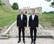 Prezident İlham Əliyev və Prezident Sərdar Berdiməhəmmədov Şuşada Azərbaycanın tanınmış şəxsiyyətlərinin işğal dövründə güllələnmiş büstlərinə baxıblar (FOTO)