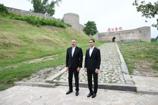 Prezident İlham Əliyev və Prezident Sərdar Berdiməhəmmədov Şuşada Azərbaycanın tanınmış şəxsiyyətlərinin işğal dövründə güllələnmiş büstlərinə baxıblar (FOTO)