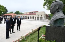 Prezident İlham Əliyev və Prezident Sərdar Berdiməhəmmədov Şuşada Azərbaycanın tanınmış şəxsiyyətlərinin işğal dövründə güllələnmiş büstlərinə baxıblar (FOTO)