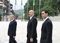 Prezident İlham Əliyev və Prezident Sərdar Berdiməhəmmədov Şuşada Azərbaycanın tanınmış şəxsiyyətlərinin işğal dövründə güllələnmiş büstlərinə baxıblar (FOTO)