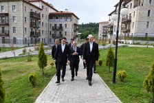 Prezident İlham Əliyev və Prezident Sərdar Berdiməhəmmədov Şuşa şəhərində inşa edilmiş birinci yaşayış kompleksində olublar (FOTO)