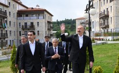 Prezident İlham Əliyev və Prezident Sərdar Berdiməhəmmədov Şuşa şəhərində inşa edilmiş birinci yaşayış kompleksində olublar (FOTO)