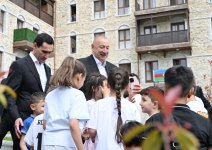 Prezident İlham Əliyev və Prezident Sərdar Berdiməhəmmədov Şuşa şəhərində inşa edilmiş birinci yaşayış kompleksində olublar (FOTO)