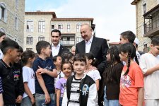 Prezident İlham Əliyev və Prezident Sərdar Berdiməhəmmədov Şuşa şəhərində inşa edilmiş birinci yaşayış kompleksində olublar (FOTO)