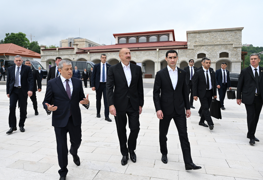 Prezident İlham Əliyev və Prezident Sərdar Berdiməhəmmədov Şuşada Azərbaycanın tanınmış şəxsiyyətlərinin işğal dövründə güllələnmiş büstlərinə baxıblar (FOTO)