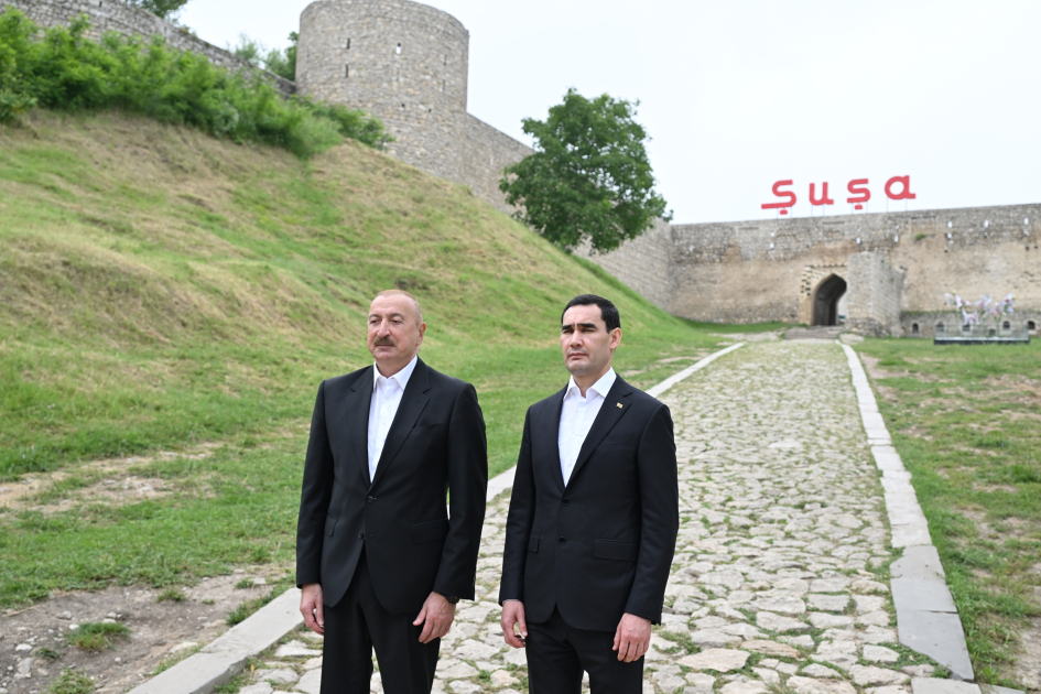 Prezident İlham Əliyev və Prezident Sərdar Berdiməhəmmədov Şuşada Azərbaycanın tanınmış şəxsiyyətlərinin işğal dövründə güllələnmiş büstlərinə baxıblar (FOTO)