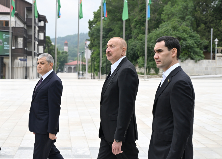 Prezident İlham Əliyev və Prezident Sərdar Berdiməhəmmədov Şuşada Azərbaycanın tanınmış şəxsiyyətlərinin işğal dövründə güllələnmiş büstlərinə baxıblar (FOTO)