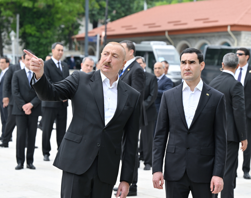 Prezident İlham Əliyev və Prezident Sərdar Berdiməhəmmədov Şuşada Azərbaycanın tanınmış şəxsiyyətlərinin işğal dövründə güllələnmiş büstlərinə baxıblar (FOTO)