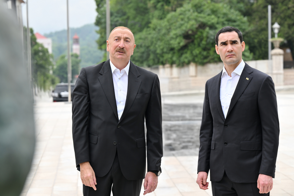 Prezident İlham Əliyev və Prezident Sərdar Berdiməhəmmədov Şuşada Azərbaycanın tanınmış şəxsiyyətlərinin işğal dövründə güllələnmiş büstlərinə baxıblar (FOTO)