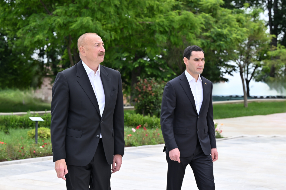 Prezident İlham Əliyev və Prezident Sərdar Berdiməhəmmədov Şuşada Azərbaycanın tanınmış şəxsiyyətlərinin işğal dövründə güllələnmiş büstlərinə baxıblar (FOTO)