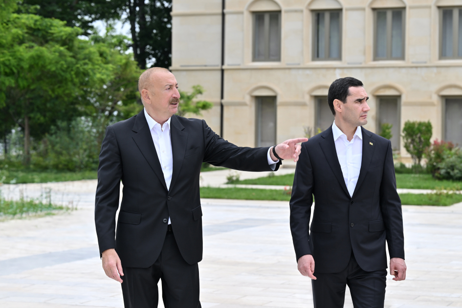 Prezident İlham Əliyev və Prezident Sərdar Berdiməhəmmədov Şuşada Azərbaycanın tanınmış şəxsiyyətlərinin işğal dövründə güllələnmiş büstlərinə baxıblar (FOTO)