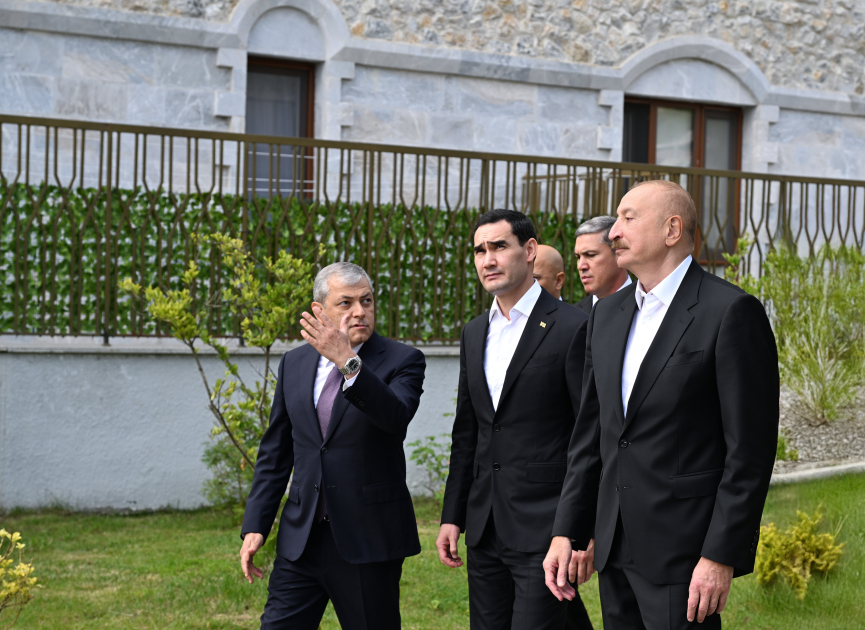 Prezident İlham Əliyev və Prezident Sərdar Berdiməhəmmədov Şuşa şəhərində inşa edilmiş birinci yaşayış kompleksində olublar (FOTO)