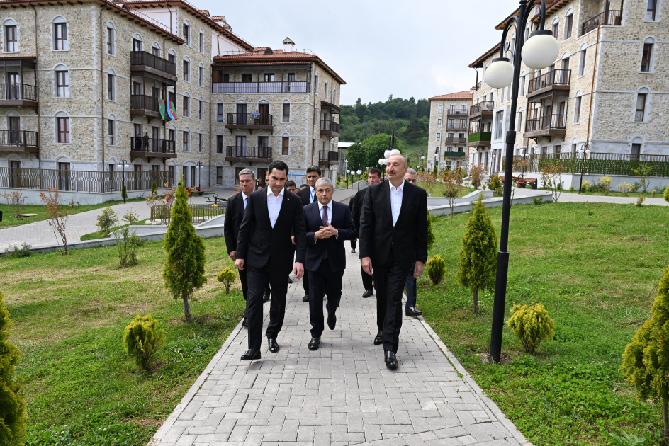 Prezident İlham Əliyev və Prezident Sərdar Berdiməhəmmədov Şuşa şəhərində inşa edilmiş birinci yaşayış kompleksində olublar (FOTO)
