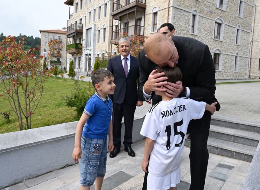 Prezident İlham Əliyev və Prezident Sərdar Berdiməhəmmədov Şuşa şəhərində inşa edilmiş birinci yaşayış kompleksində olublar (FOTO)