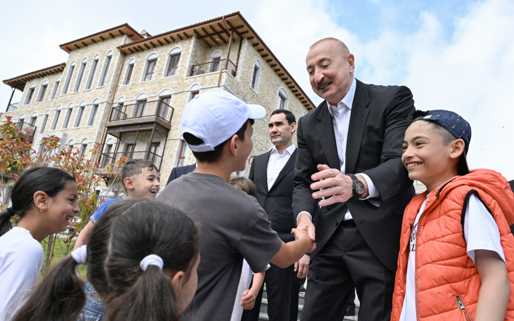 Prezident İlham Əliyev və Prezident Sərdar Berdiməhəmmədov Şuşa şəhərində inşa edilmiş birinci yaşayış kompleksində olublar (FOTO)