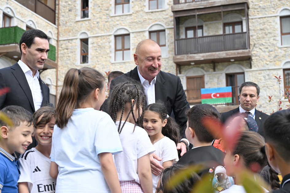 Prezident İlham Əliyev və Prezident Sərdar Berdiməhəmmədov Şuşa şəhərində inşa edilmiş birinci yaşayış kompleksində olublar (FOTO)
