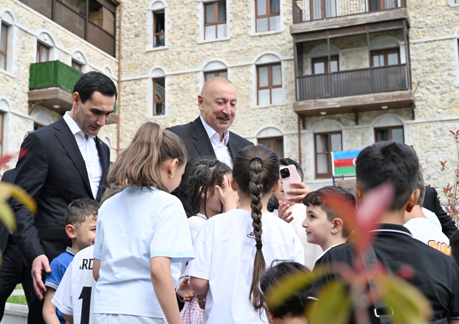 Prezident İlham Əliyev və Prezident Sərdar Berdiməhəmmədov Şuşa şəhərində inşa edilmiş birinci yaşayış kompleksində olublar (FOTO)