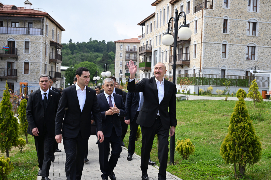 Prezident İlham Əliyev və Prezident Sərdar Berdiməhəmmədov Şuşa şəhərində inşa edilmiş birinci yaşayış kompleksində olublar (FOTO)