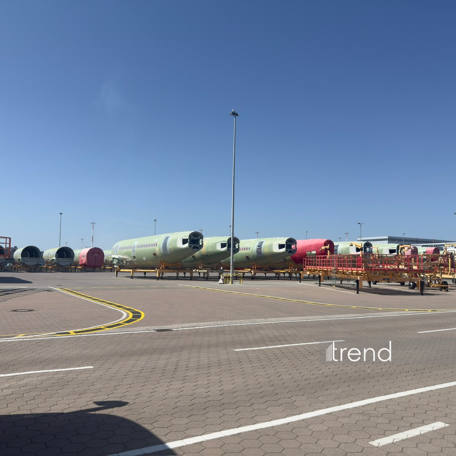 Azərbaycanlı jurnalistlər Hamburqda "Airbus"un istehsal gücləri ilə tanış olublar (FOTO)