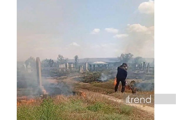 Füzulidə qəbiristanlıqda quru otlar yanıb, bəzi qəbir daşları zədələnib (FOTO)