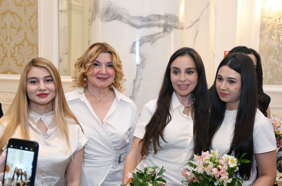 Heydər Əliyev Fondunun vitse-prezidenti Leyla Əliyeva “Qızların təhsilinə dəstək” layihəsinin II Məzun Günündə iştirak edib (FOTO)