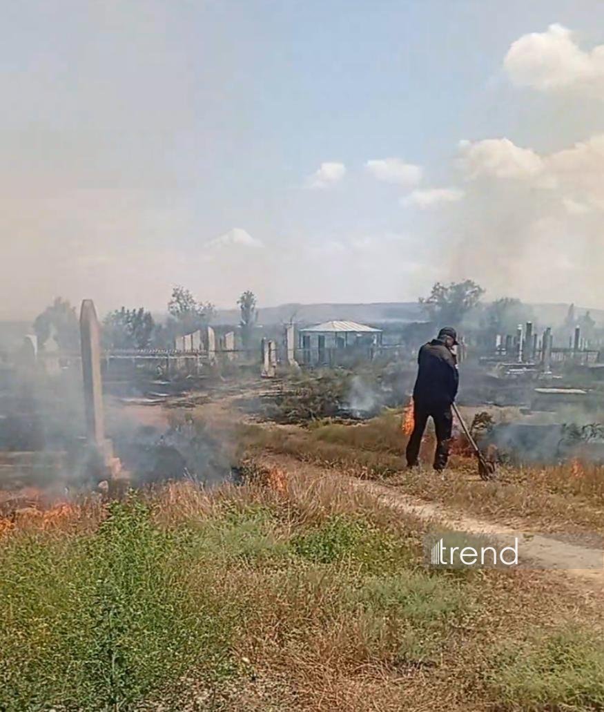 Füzulidə qəbiristanlıqda quru otlar yanıb, bəzi qəbir daşları zədələnib (FOTO)