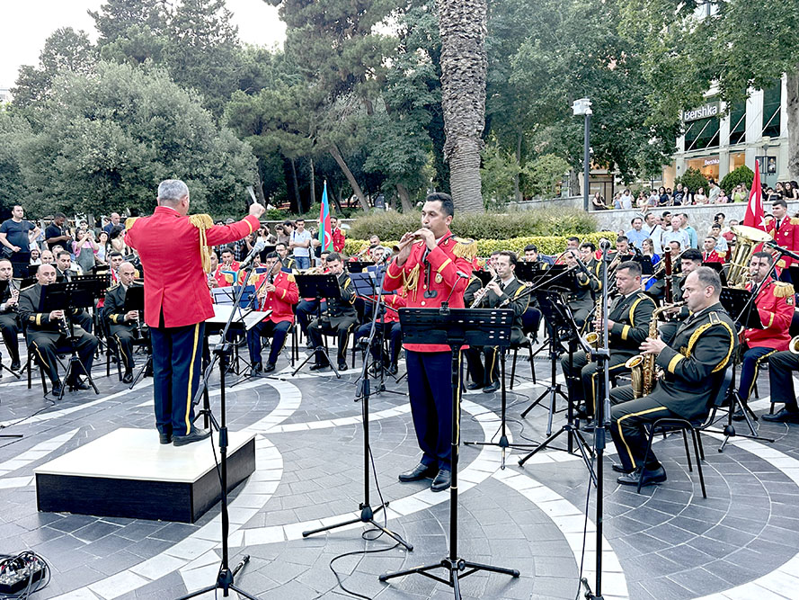 Silahlı Qüvvələr Günü Azərbaycan və Türkiyə hərbi orkestrlərinin bayram konserti ilə qeyd olunub (FOTO)