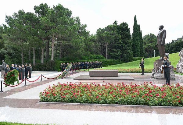 Müdafiə Nazirliyinin rəhbər heyəti Fəxri Xiyaban, Zəfər parkı və Hərbi Memorial Məzarlığı ziyarət edib (FOTO/VİDEO)