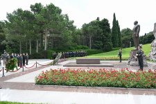 Müdafiə Nazirliyinin rəhbər heyəti Fəxri Xiyaban, Zəfər parkı və Hərbi Memorial Məzarlığı ziyarət edib (FOTO/VİDEO)