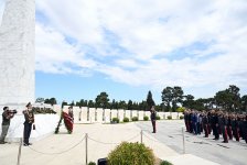Müdafiə Nazirliyinin rəhbər heyəti Fəxri Xiyaban, Zəfər parkı və Hərbi Memorial Məzarlığı ziyarət edib (FOTO/VİDEO)