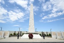 Müdafiə Nazirliyinin rəhbər heyəti Fəxri Xiyaban, Zəfər parkı və Hərbi Memorial Məzarlığı ziyarət edib (FOTO/VİDEO)