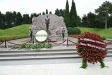 Müdafiə Nazirliyinin rəhbər heyəti Fəxri Xiyaban, Zəfər parkı və Hərbi Memorial Məzarlığı ziyarət edib (FOTO/VİDEO)