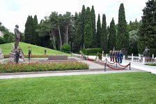 Müdafiə Nazirliyinin rəhbər heyəti Fəxri Xiyaban, Zəfər parkı və Hərbi Memorial Məzarlığı ziyarət edib (FOTO/VİDEO)